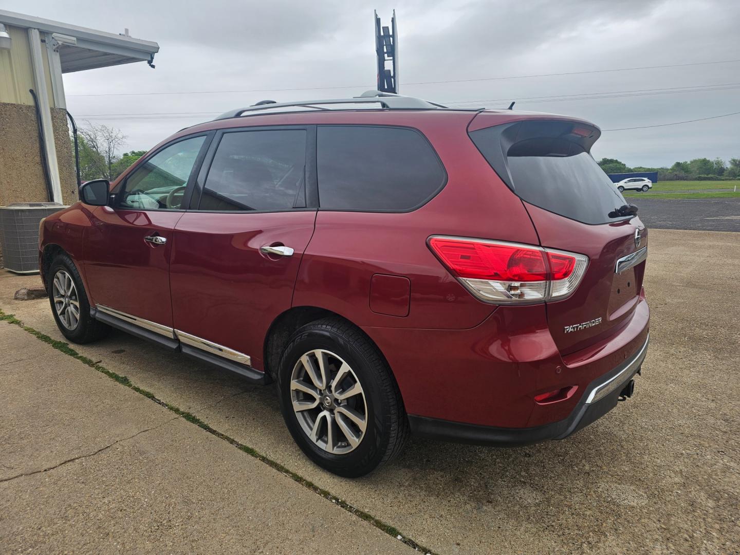 2013 MAROON Nissan Pathfinder LE 2WD (5N1AR2MN0DC) with an 3.5L V6 DOHC 24V engine, Continuously Variable Transmission transmission, located at 533 S Seven Points BLVD, Seven Points, TX, 75143, (430) 255-4030, 32.313999, -96.209351 - Photo#3